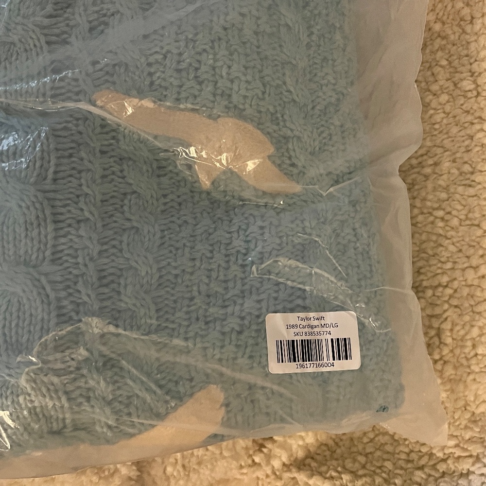 1989 TAYLORS VERSION CARDIGAN - Picture 4 of 7